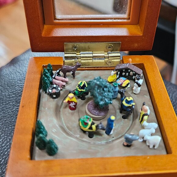 Mr. Christmas animated miniature nativity music box scene - Picture 3 of 5